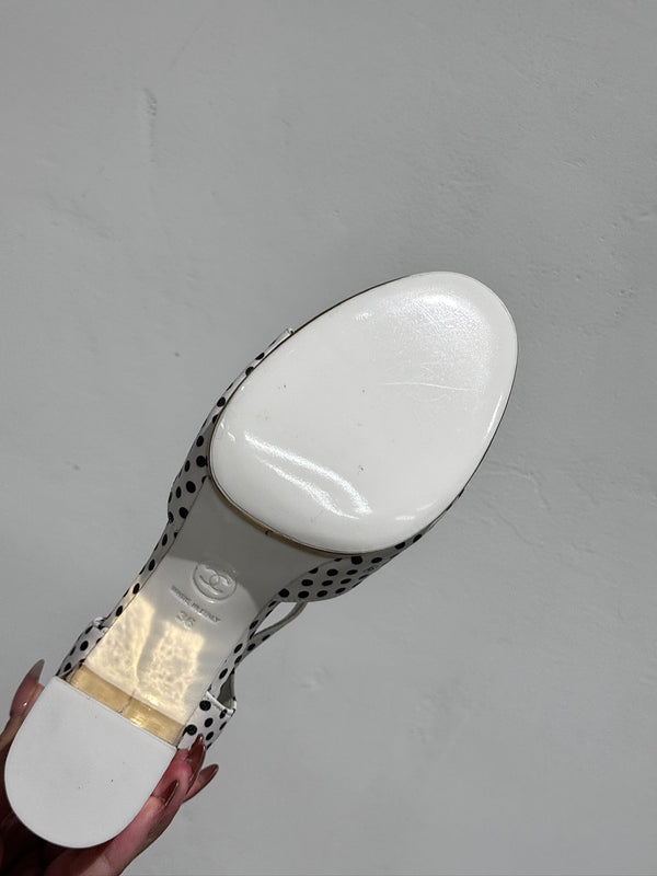 SANDALI CON TACCO A BLOCCO IN PELLE DI MONTONE A POIS BIANCHI