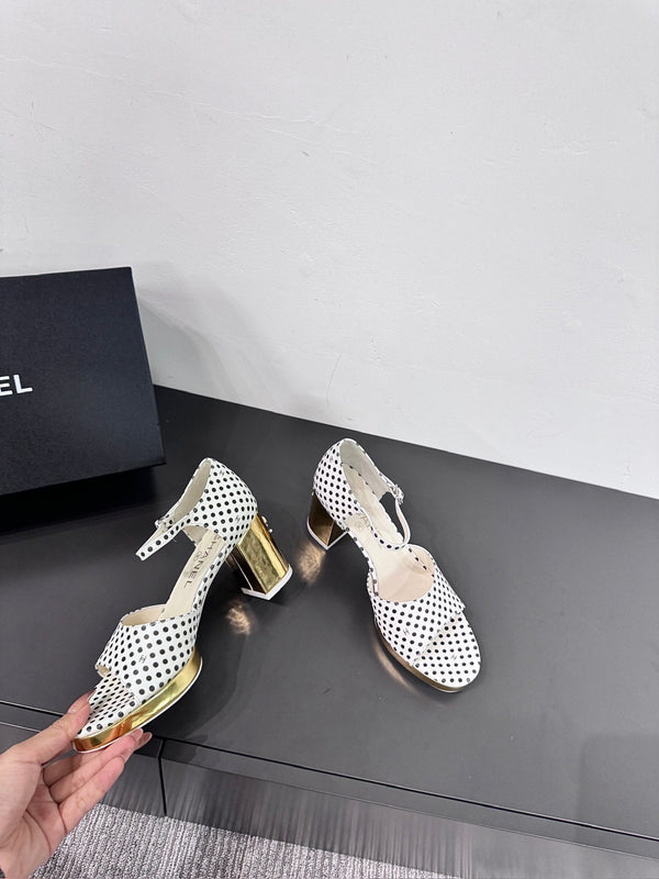 SANDALI CON TACCO A BLOCCO IN PELLE DI MONTONE A POIS BIANCHI