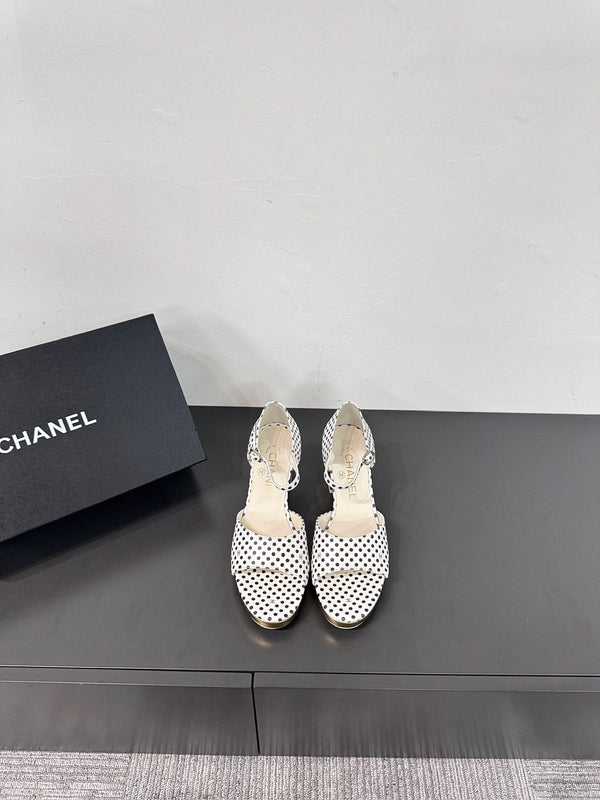 SANDALI CON TACCO A BLOCCO IN PELLE DI MONTONE A POIS BIANCHI