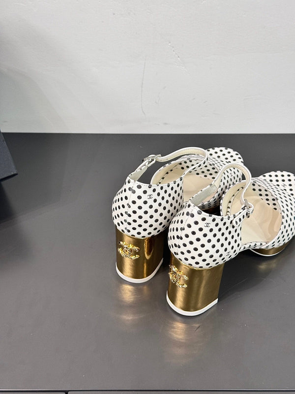 SANDALI CON TACCO A BLOCCO IN PELLE DI MONTONE A POIS BIANCHI