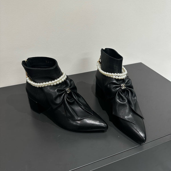 Stivaletti CC con fiocco nero in pelle di mucca