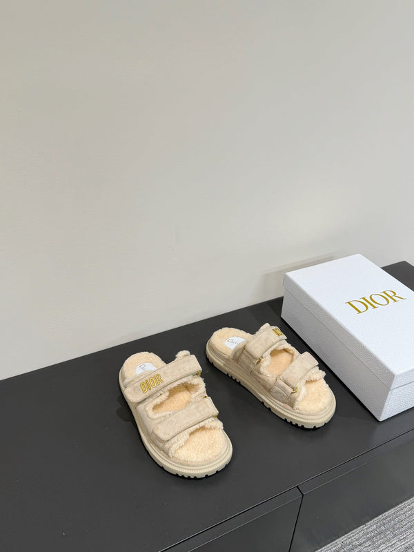 Ciabatte Dioract in pelle scamosciata grigio chiaro e fodera in pile di lana 109879