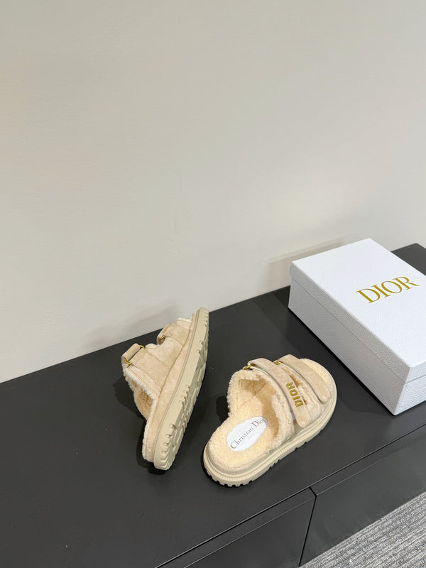 Ciabatte Dioract in pelle scamosciata grigio chiaro e fodera in pile di lana 109879