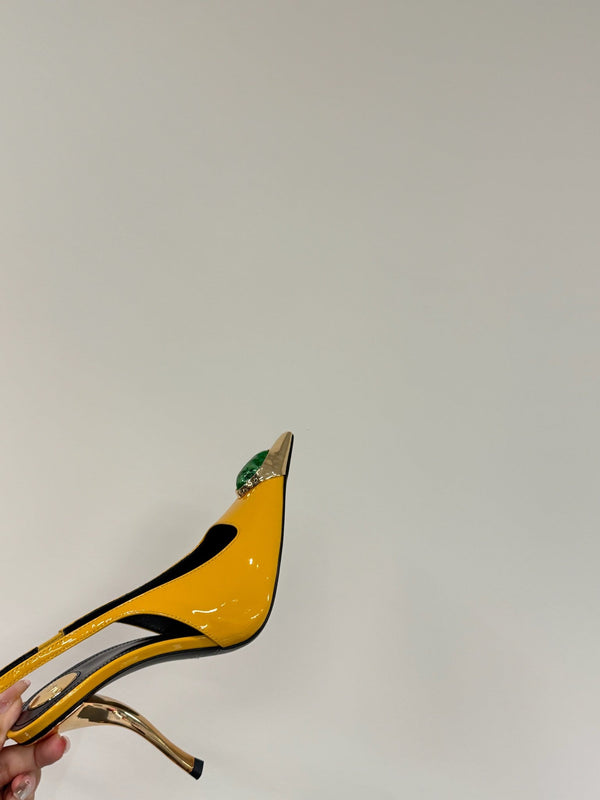 DÉCOLLETÉ CON CINTURINO E BORCHIE DI GEMME VERDI IN PELLE DI VITELLO VERNICIATA GIALLA