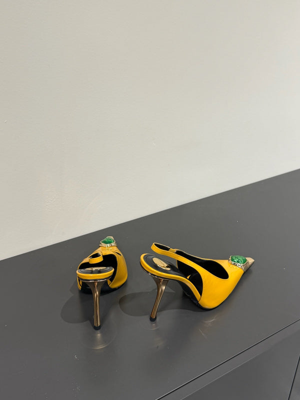 DÉCOLLETÉ CON CINTURINO E BORCHIE DI GEMME VERDI IN PELLE DI VITELLO VERNICIATA GIALLA