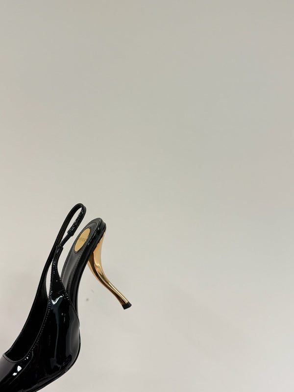 DÉCOLLETÉ CON CINTURINO E BORCHIE DI GEMME VERDI IN PELLE DI VITELLO VERNICIATA NERA