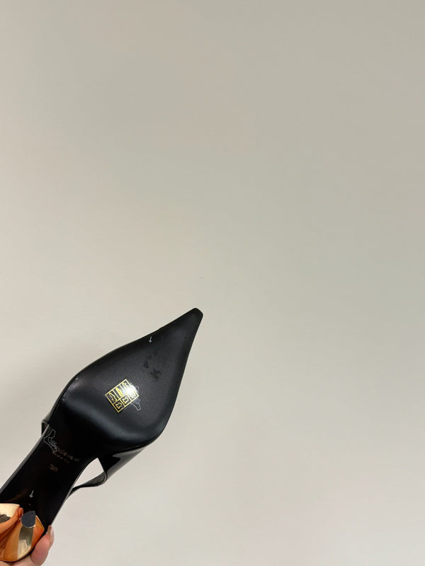 DÉCOLLETÉ CON CINTURINO E BORCHIE DI GEMME VERDI IN PELLE DI VITELLO VERNICIATA NERA