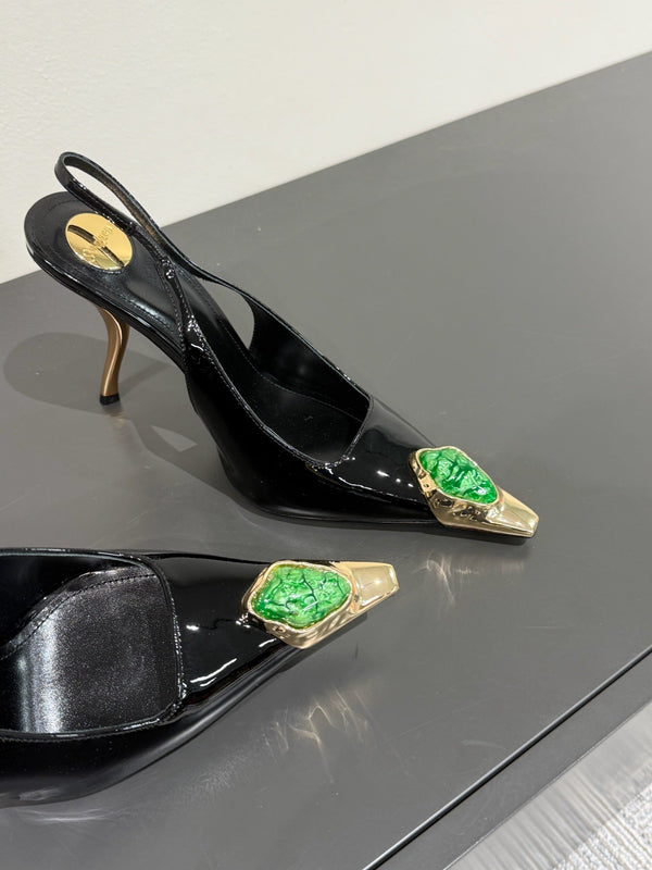 DÉCOLLETÉ CON CINTURINO E BORCHIE DI GEMME VERDI IN PELLE DI VITELLO VERNICIATA NERA