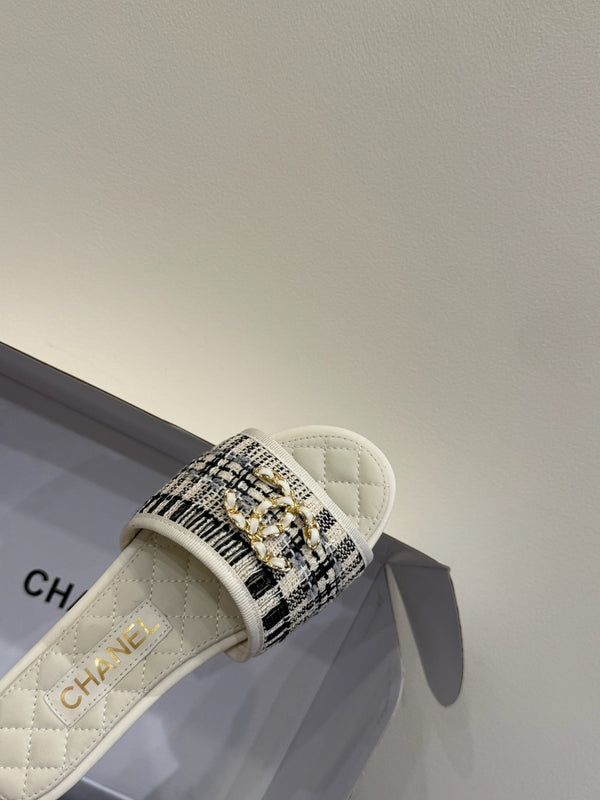 Ciabatte basse con catena CC 25ss nere bianche in pelle di vacchetta e pecora 417563