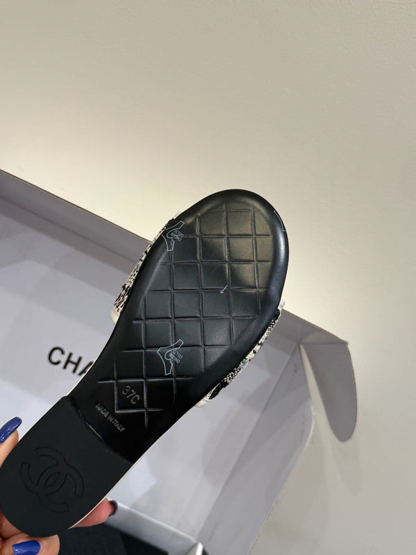 Ciabatte basse con catena CC 25ss nere bianche in pelle di vacchetta e pecora 417563