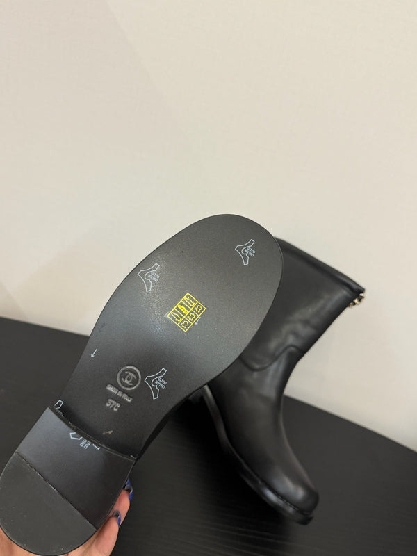 CC 25s Short Flat Chain Knight Boots Black Leather 417841