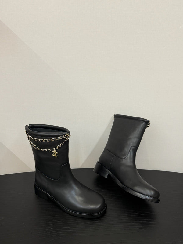 CC 25s Short Flat Chain Knight Boots Black Leather 417841