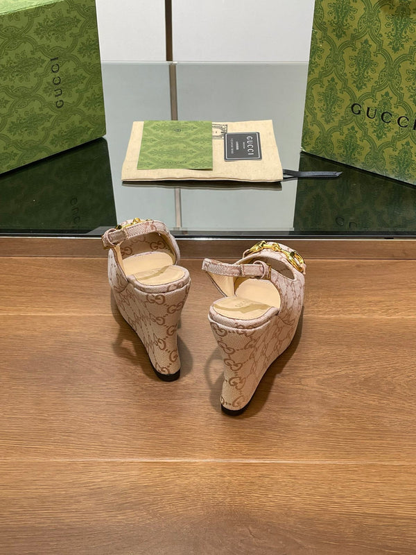 SANDALO CON ZEPPA GG IN TESSUTO JACQUARD CON MONOGRAMMA BEIGE MANDORLA