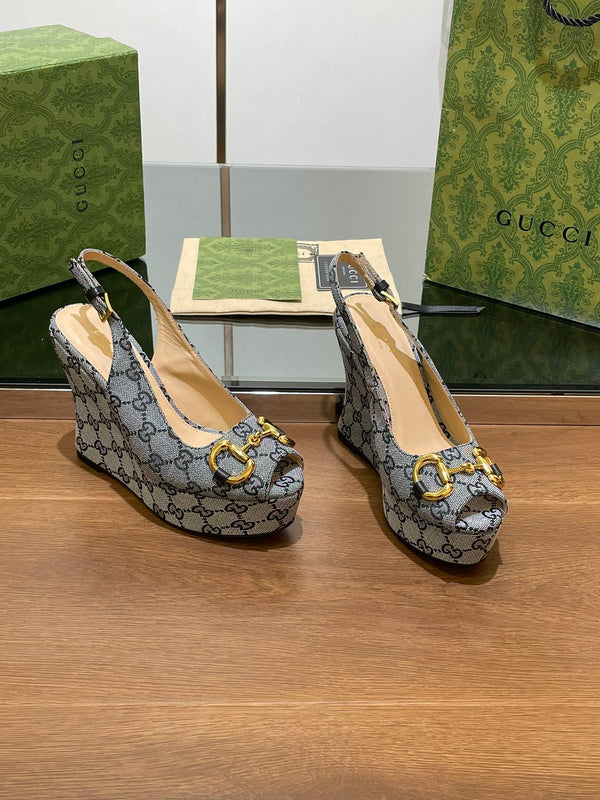 SANDALO CON ZEPPA GG IN TESSUTO JACQUARD CON MONOGRAMMA GRIGIO ACCIAIO