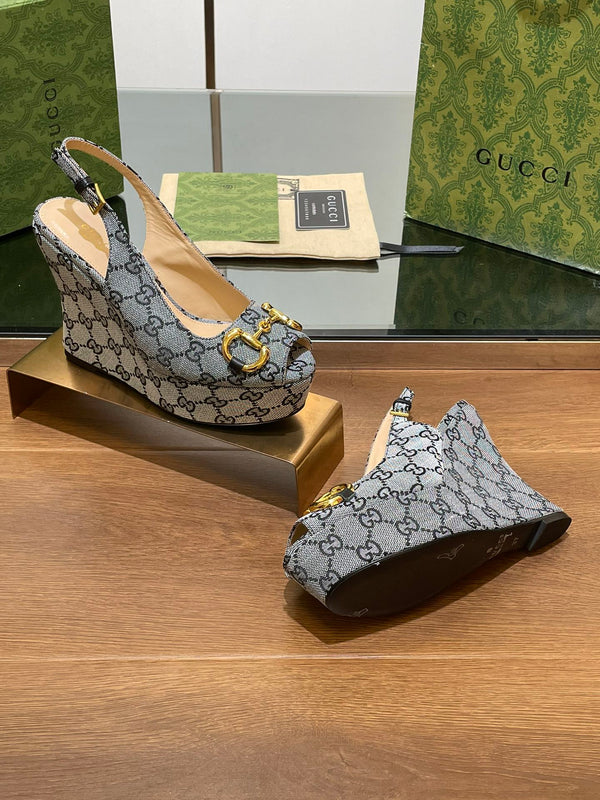 SANDALO CON ZEPPA GG IN TESSUTO JACQUARD CON MONOGRAMMA GRIGIO ACCIAIO