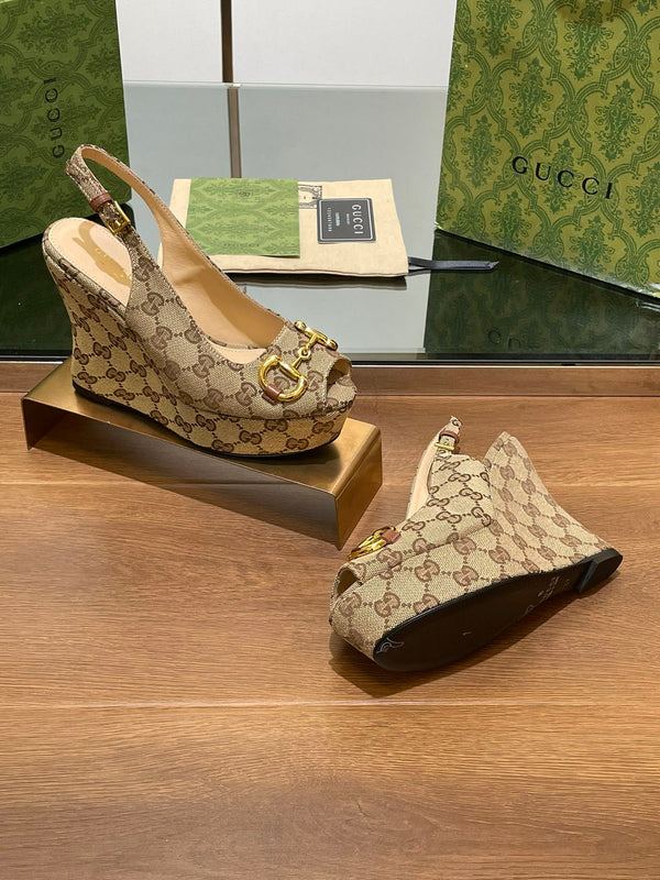 SANDALO CON ZEPPA GG IN TESSUTO JACQUARD CON MONOGRAMMA MARRONE CAMMELLO