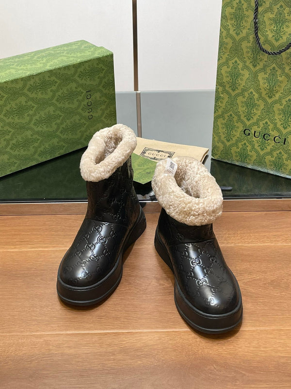 GG SNOW BOOTS IN BLACK EMBOSSED DEERSKIN AND BEIGE WOOL LINING