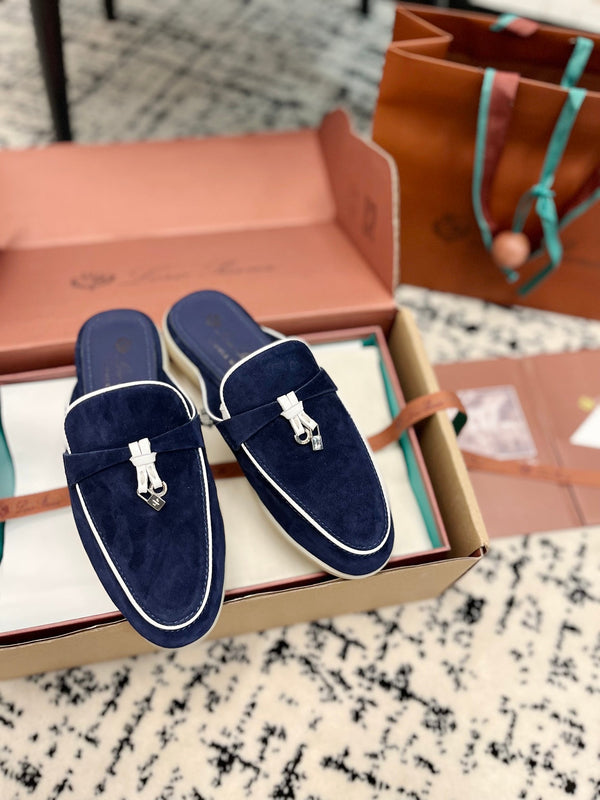 Mules Loro Piana Charms Walk in pelle scamosciata blu navy e bianca
