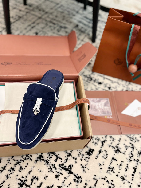 Mules Loro Piana Charms Walk in pelle scamosciata blu navy e bianca