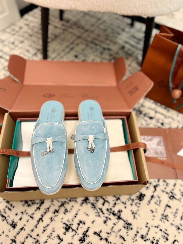Mules piatte Charms Walk in pelle scamosciata blu cielo bianco Loro Piana