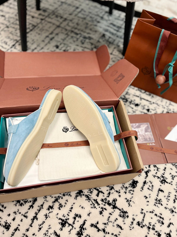 Mules piatte Charms Walk in pelle scamosciata blu cielo bianco Loro Piana