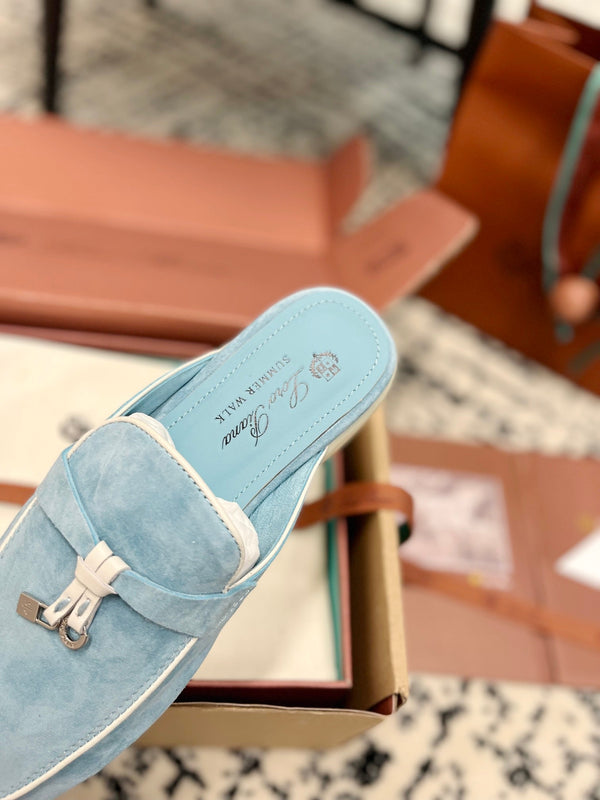 Mules piatte Charms Walk in pelle scamosciata blu cielo bianco Loro Piana