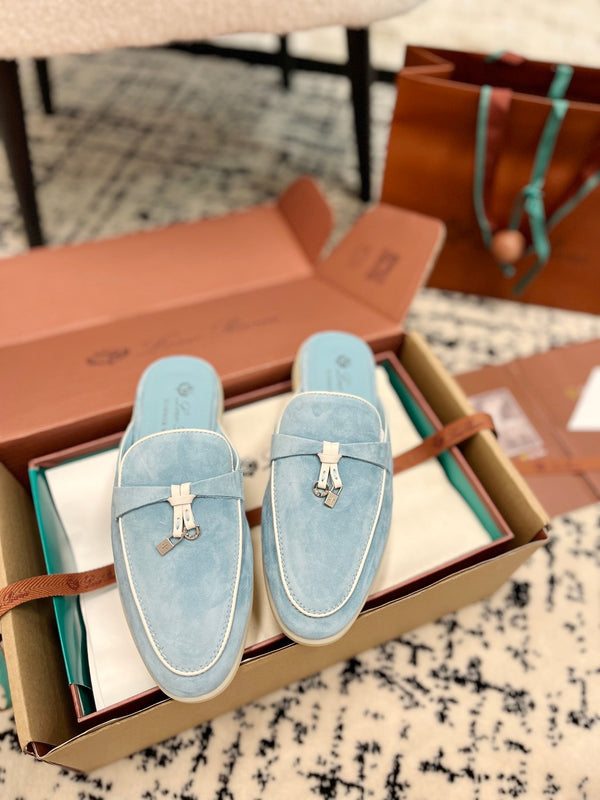 Mules piatte Charms Walk in pelle scamosciata blu cielo bianco Loro Piana