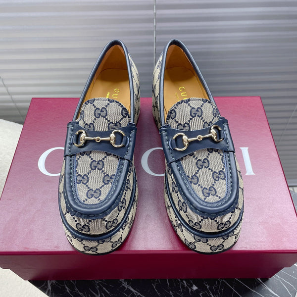 MOCASSINO CON PLATEAU HORSEBIT IN TESSUTO JACQUARD BEIGE E MONOGRAMMA E PELLE DI VITELLO BLU NAVY