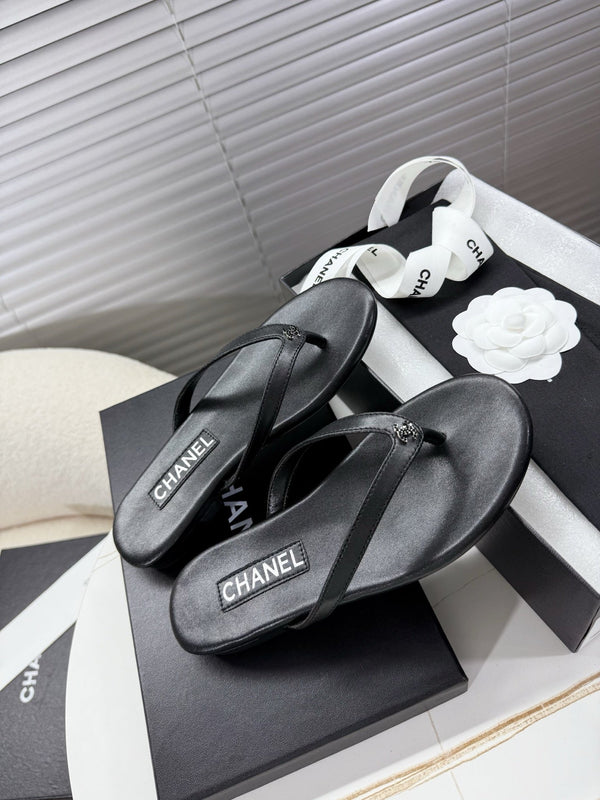 CC 25SS Thong Sandals Double C Rhinestone Black Sheepskin 352435