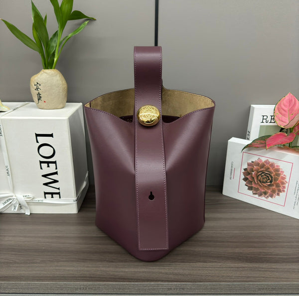 Medium Pebble 28cm Dark Burgundy Calfskin
