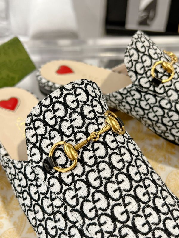 MULE DA UOMO CON MORSETTO IN TESSUTO JACQUARD CON MONOGRAMMA BIANCO E NERO