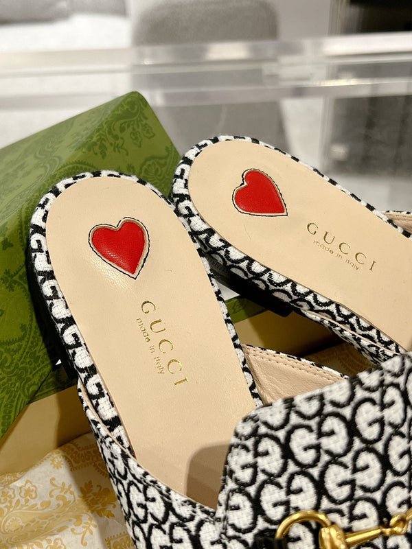 MULE DA UOMO CON MORSETTO IN TESSUTO JACQUARD CON MONOGRAMMA BIANCO E NERO