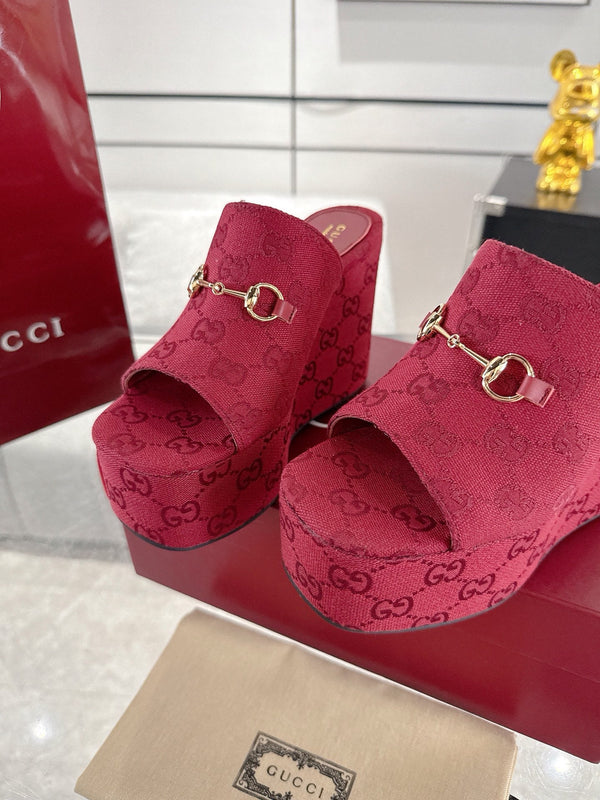 Sandalo con zeppa e morsetto GC in tela rossa 292422