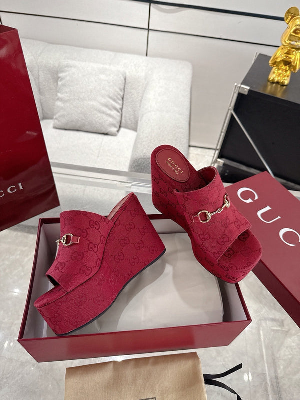 Sandalo con zeppa e morsetto GC in tela rossa 292422