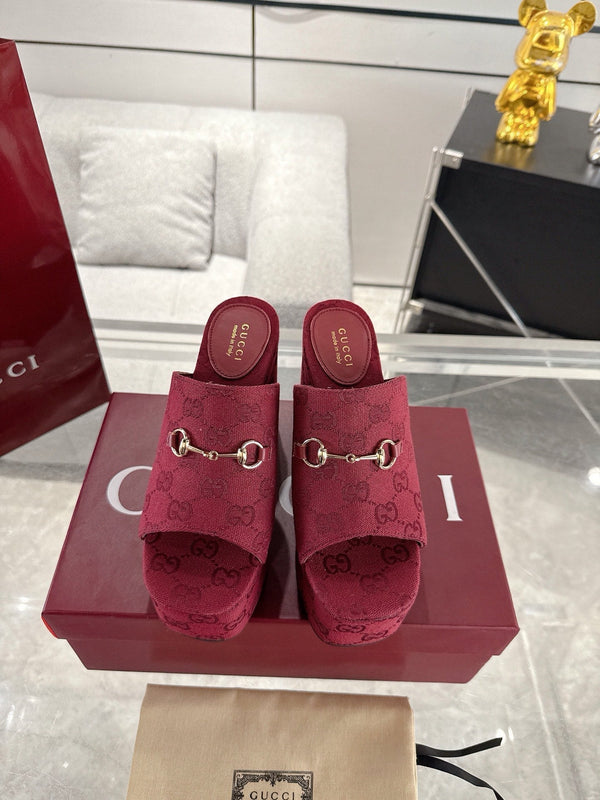 Sandalo con zeppa e morsetto GC in tela rossa 292422