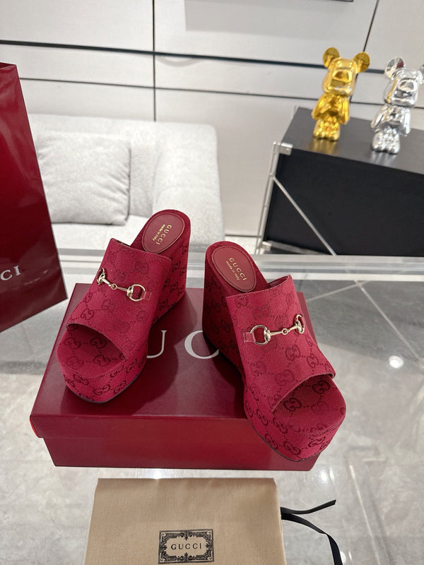 Sandalo con zeppa e morsetto GC in tela rossa 292422