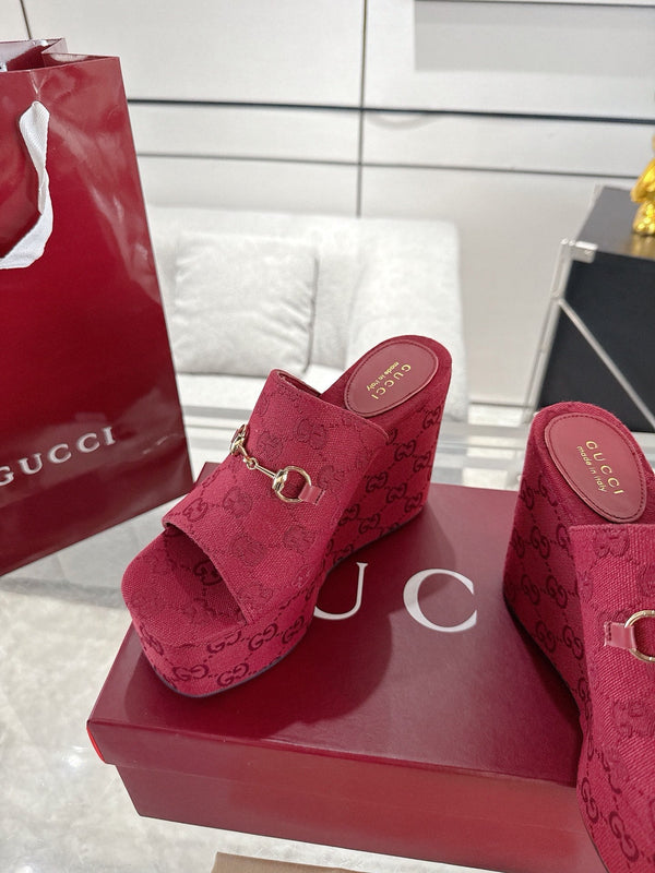 Sandalo con zeppa e morsetto GC in tela rossa 292422