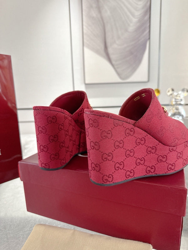 Sandalo con zeppa e morsetto GC in tela rossa 292422