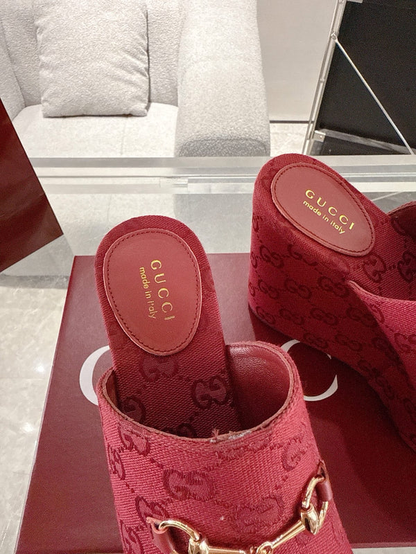 Sandalo con zeppa e morsetto GC in tela rossa 292422