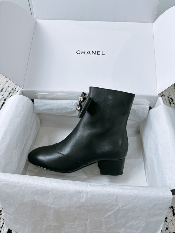 CC Ankle Boots In Black Cowhide With Bow Tie 144661