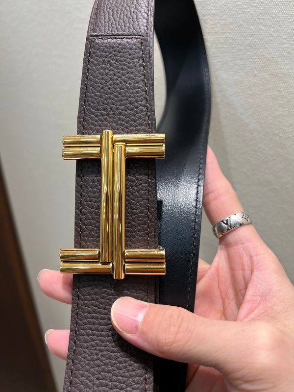 HM TRAVERSE BELT BUCKLE & REVERSIBLE CHOCOLATE BROWN AND BLACK LEATHER STRAP 38 MM GOLD HARDWARE