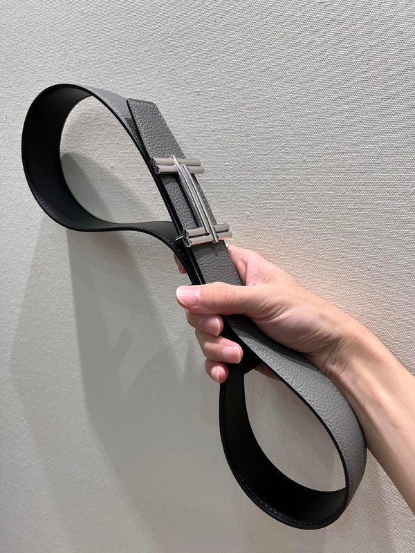 HM TRAVERSE BELT BUCKLE & REVERSIBLE GRAY AND BLACK LEATHER STRAP 38 MM SILVER HARDWARE