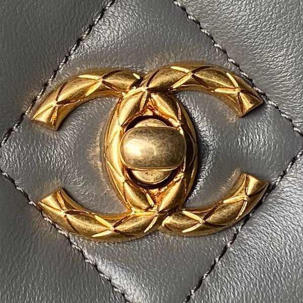 Borsa a patta classica 24a 26 cm in pelle di agnello grigia con finiture dorate