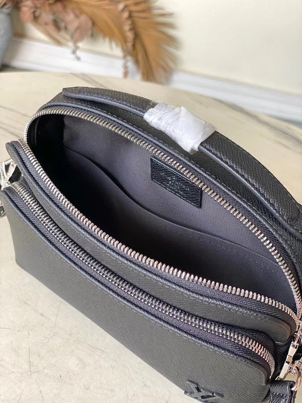 AVENUE MESSENGER 22 IN BLACK CALFSKIN