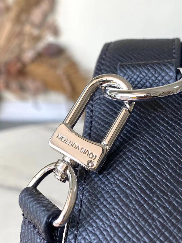 AVENUE MESSENGER 22 IN BLACK CALFSKIN