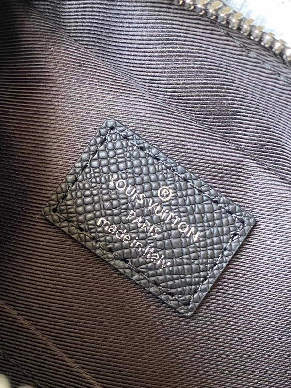 AVENUE MESSENGER 22 IN BLACK CALFSKIN