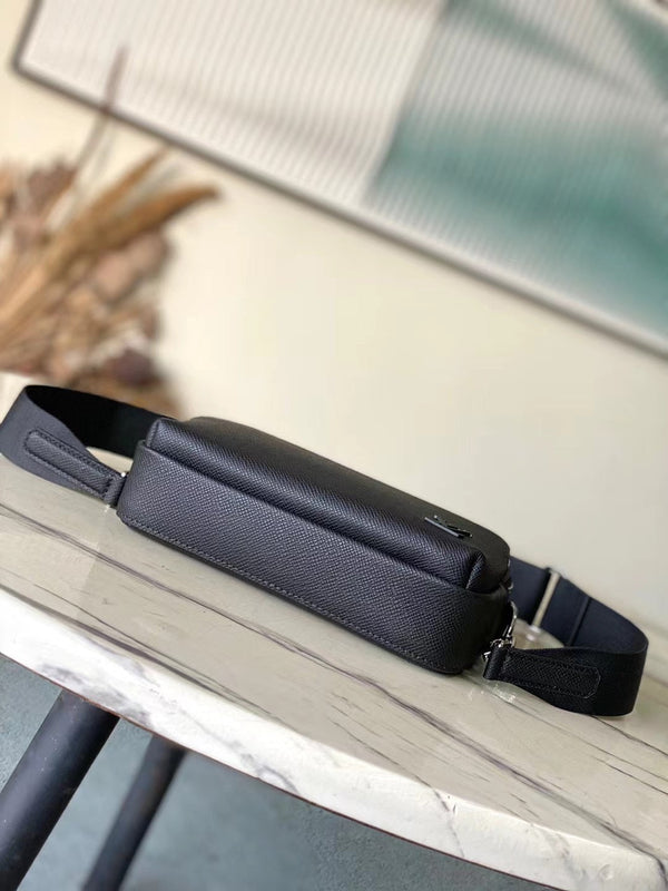 AVENUE MESSENGER 22 IN BLACK CALFSKIN