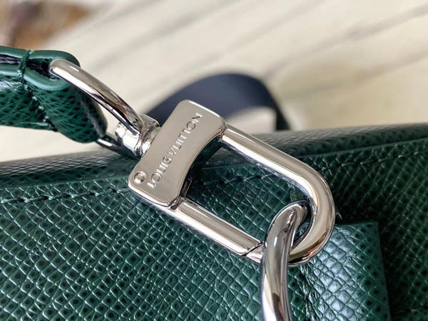 AVENUE MESSENGER 22 IN FOREST GREEN CALFSKIN