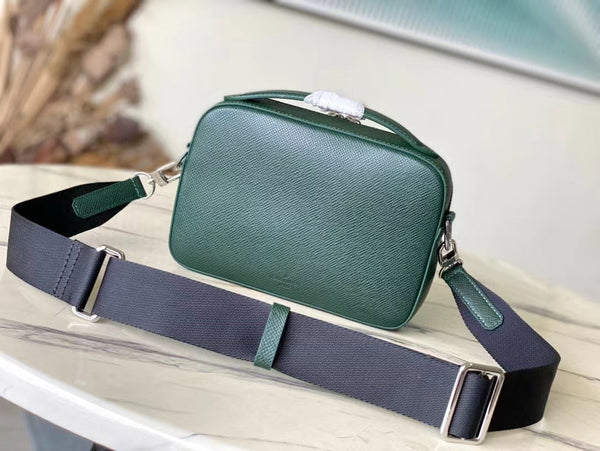 AVENUE MESSENGER 22 IN FOREST GREEN CALFSKIN