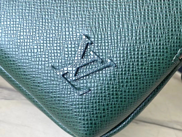 AVENUE MESSENGER 22 IN FOREST GREEN CALFSKIN